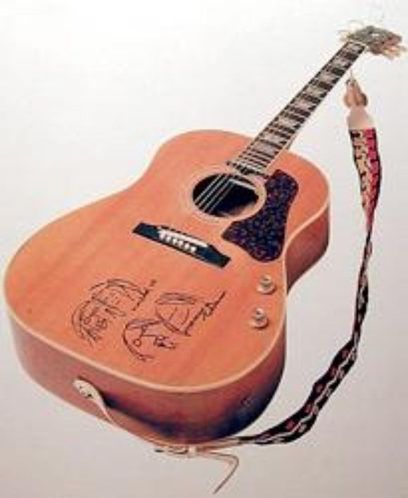 Gibson выпустит три гитары в честь Джона Леннона