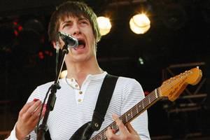 Алекс Тернер (Alex Turner)—подающий надежды гитарист. Тоже корчит
 гитарные рожи, получая удовольствие от самого себя.