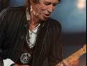 Кейт Ричардс (Keith Richards) доказывает, что Ронни Вуд (Ronnie Wood) не единственный роллинг, которому можно ловить кайф от игры на гитаре.
