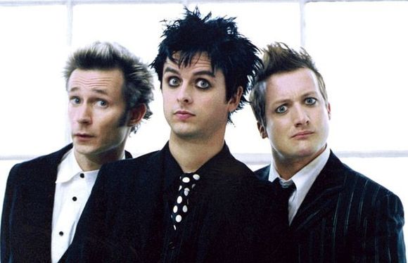 Солиста Green Day высадили из самолета за спущенные брюки