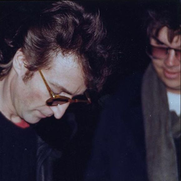 Альбом убийцы Джона Леннона выставлен на аукцион