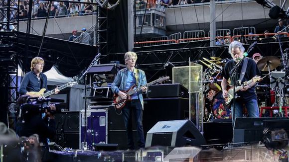 Легендарные Grateful Dead завершили свою пятидесятилетнюю карьеру грандиозными концертами